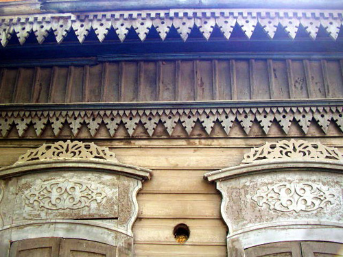 01  Wood House Ornaments width=