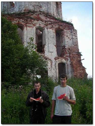 Treasure Hunters Infront Of The Ruins