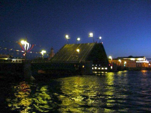 06- Palace Bridge is Rising Up  to Let Vessels Pass